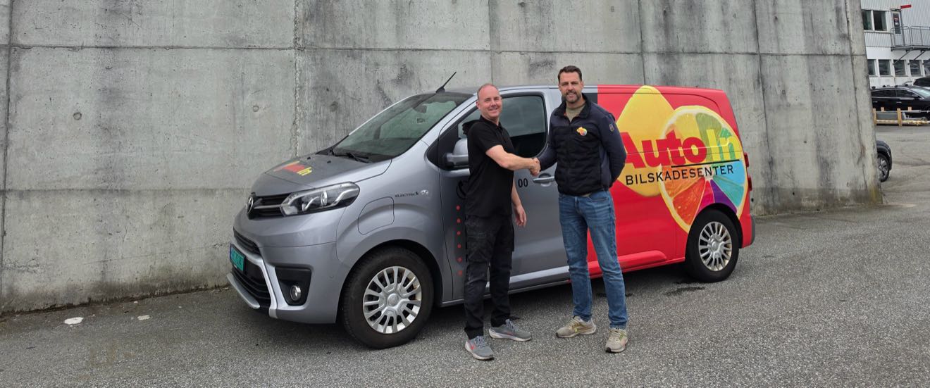 Tommy Skauge Andersen (left) and Stig Otto Berntsen shake hands. Together they take responsibility for running AutoIn's operations in Bergen.